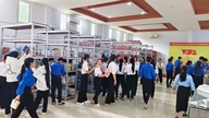 La biblioteca del municipio de An Minh atrae a un gran número de lectores durante el verano.