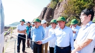 Næstformand for Nghe An-provinsens folkekomité, Hoang Phu Hien, inspicerer byggeriets fremskridt og udbetalingen af ​​midler til 9 transportprojekter.