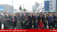 Stały wicepremier Pham Gia Tuc składa wieniec pod pomnikiem prezydenta Ho Chi Minha w Sankt Petersburgu w Rosji.