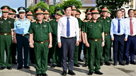 Puolustusministeriön ja Ho Chi Minh Cityn puoluekomitean johtajat laskivat seppeleet presidentti Ho Chi Minhin muistoksi.