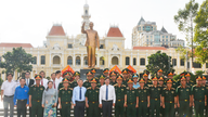 En delegation fra Forsvarsministeriets videnskabelige konference lægger kranse i Præsident Ho Chi Minh-monumentet i parken.