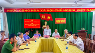 Dvěma týraným dětem na oddělení Thot Not byly předány rodné listy a další dárky.