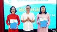 Anúncio da decisão de reconhecer duas vice-presidentes da União das Mulheres da Província de Thai Nguyen.