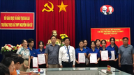Particellen på Nguyen Van Cu Secondary and High School optog 9 elever i partiet.