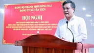 Duong Minh Dung, chef du département de la propagande et de la mobilisation des masses du comité du Parti de la ville, a informé les responsables et les membres du Parti de la commune de Tan Tien des événements actuels.