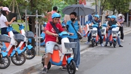 Rasakan pengalaman bersepeda listrik di tempat umum.
