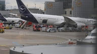 Et Boeing 787-fly oplevede uventet et kollaps af landingsstellet, hvilket sårede flere personer.