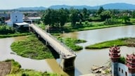 Seis meses después de las históricas inundaciones, muchos puentes y carreteras en la provincia oriental de Dak Lak siguen sin repararse.