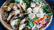 Besøg landet og nyd kyllingesalat med mangostan.