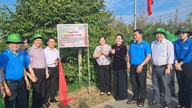 Nhon Phu memanfaatkan kekuatan kolektif rakyatnya untuk melindungi alam sekitar dan meningkatkan kualiti program pembangunan luar bandar yang baharu.