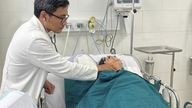 Patienten, der blev forvekslet med en psykisk lidelse, faldt i dyb koma på grund af en sjælden hjernesygdom.