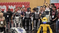 Vietnams humanoide robot gør et stærkt indtryk på et førende globalt forum.