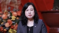 Ministeri Dao Hong Lan vastaa sarjaan terveyttä, elintarviketurvallisuutta ja lääkeväärennöksiä koskevia vetoomuksia Vietnamin ammattiliiton 14. kongressissa.