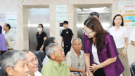 Kammerat Giàng Thị Dung - vicesekretær for den provinsielle partikomité, leder af den provinsielle nationalforsamlingsdelegation - inspicerede det periodiske helbredstjek i Cam Đường-distriktet.