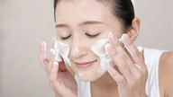 Pourquoi l'utilisation d'un nettoyant visage peut-elle rendre la peau plus éclatante ?