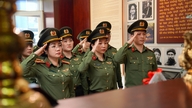 Besøger det sted, hvor præsident Ho Chi Minh boede i Ho Chi Minh City, inden han tog afsted, for at finde en måde at redde landet på.