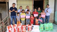 Construyendo puentes de apoyo para siete niños huérfanos cuya madre ha fallecido.