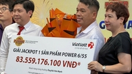 Yli 83 miljardin VND:n jättipotin voittaja vastaanotti palkintonsa ilman maskia.