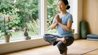 Melakukan 8 kesalahan ini saat berlatih yoga justru lebih banyak menimbulkan kerugian daripada manfaat.