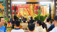 Du khách và người dân nườm nượp về viếng Bà Chúa Xứ núi Sam
