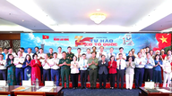 Avisen Nguoi Lao Dongs program "Stolt af det nationale flag" uddelte over 2,2 millioner flag.