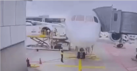 យន្តហោះ Boeing 787 មួយគ្រឿងបានដួលរលំដោយមិននឹកស្មានដល់ មុនពេលហោះឡើង។