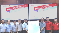 El periódico SGGP dona 25 mapas de Vietnam a la provincia de Dak Lak.