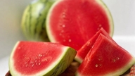 Er det virkelig bra å kjøle seg ned ved å drikke kokosvann eller andre fruktjuicer i stedet for vanlig vann?