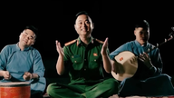 Video seorang mayor polisi menyanyikan lagu-lagu rakyat tradisional Vietnam menjadi viral.