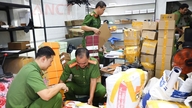 ทางการเมืองเกิ่นโถได้ทลายสถานประกอบการ 2 แห่งที่ผลิตและจำหน่ายสินค้าลอกเลียนแบบแบรนด์ดัง