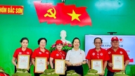 In de gemeente Luong Son werden 200 cadeaupakketten uitgedeeld aan kansarme gezinnen.