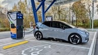 Mnoho zemí urychluje rozšiřování nabíjecí infrastruktury na podporu elektromobilů.