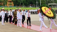 Đoàn đại biểu dự Đại hội Hội Nông dân Việt Nam IX vào Lăng viếng Chủ tịch Hồ Chí Minh