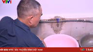 Kvůli dlouhodobému nedostatku vody se tisíce domácností v Hai Phongu potýkají s jejím sháněním, a to i po kbelících.