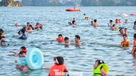 Folk strømmer til Ha Long-bukten.
