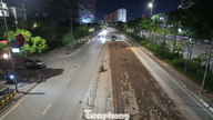 Un'immagine ravvicinata del fango che ricopre la strada di Vo Chi Cong dopo un incidente in cui sono rimaste ferite due persone.