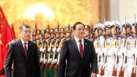 Perdana Menteri Le Minh Hung memimpin upacara penyambutan untuk Perdana Menteri Laos.
