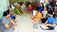 La police enquête sur une affaire impliquant deux individus soupçonnés d'avoir maltraité des enfants et de les avoir forcés à vendre des marchandises dans les rues d'Hô Chi Minh-Ville.