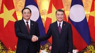 Le Premier ministre Le Minh Hung a présidé la cérémonie d'accueil officielle du Premier ministre laotien Sonexay Siphandone.