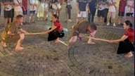 גבר מערבי במשקל 80 ק"ג מפסיד לאישה וייטנאמית במשקל 50 ק"ג בתחרות דחיפת מקלות דרמטית.
