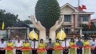 Einweihung der ikonischen Statue zweier Hände, die eine Durianfrucht halten, in Dong Thap.