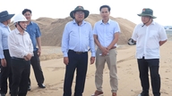 Næstformand for An Giang-provinsens folkekomité, Ngo Cong Thuc, inspicerer nøgleprojekter i provinsen i Tay Yen kommune.