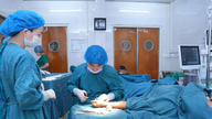 Σχεδόν 400 παιδιά με αναπηρία στο Ντιέν Μπιέν έλαβαν δωρεάν εξετάσεις και χειρουργικές επεμβάσεις.