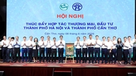 Mendorong kerja sama perdagangan dan investasi antara Hanoi dan Can Tho.