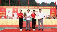 제1회 람빈 면 체육대회에 약 500명의 선수들이 참가했습니다.