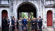 De echtgenote van premier Le Minh Hung nam, samen met de echtgenotes van de premiers van drie andere landen, deel aan culturele uitwisselingsactiviteiten.