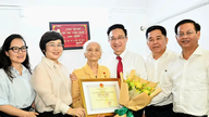 Dang Minh Thong, vicesecretaris van het partijcomité van Ho Chi Minh-stad, brengt een bezoek aan voorbeeldige ouderen en feliciteert hen met hun verjaardag.