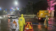 Sistem drainase Hanoi siaga semalaman untuk mengatasi banjir setelah hujan lebat.