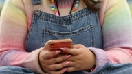 Zvažuje zákaz přístupu škodlivých online platforem dětem mladším 16 let.