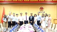 Viceminister Vu Manh Ha modtager UNAIDS' direktør med ansvar for Vietnam, Laos, Cambodja og Malaysia.